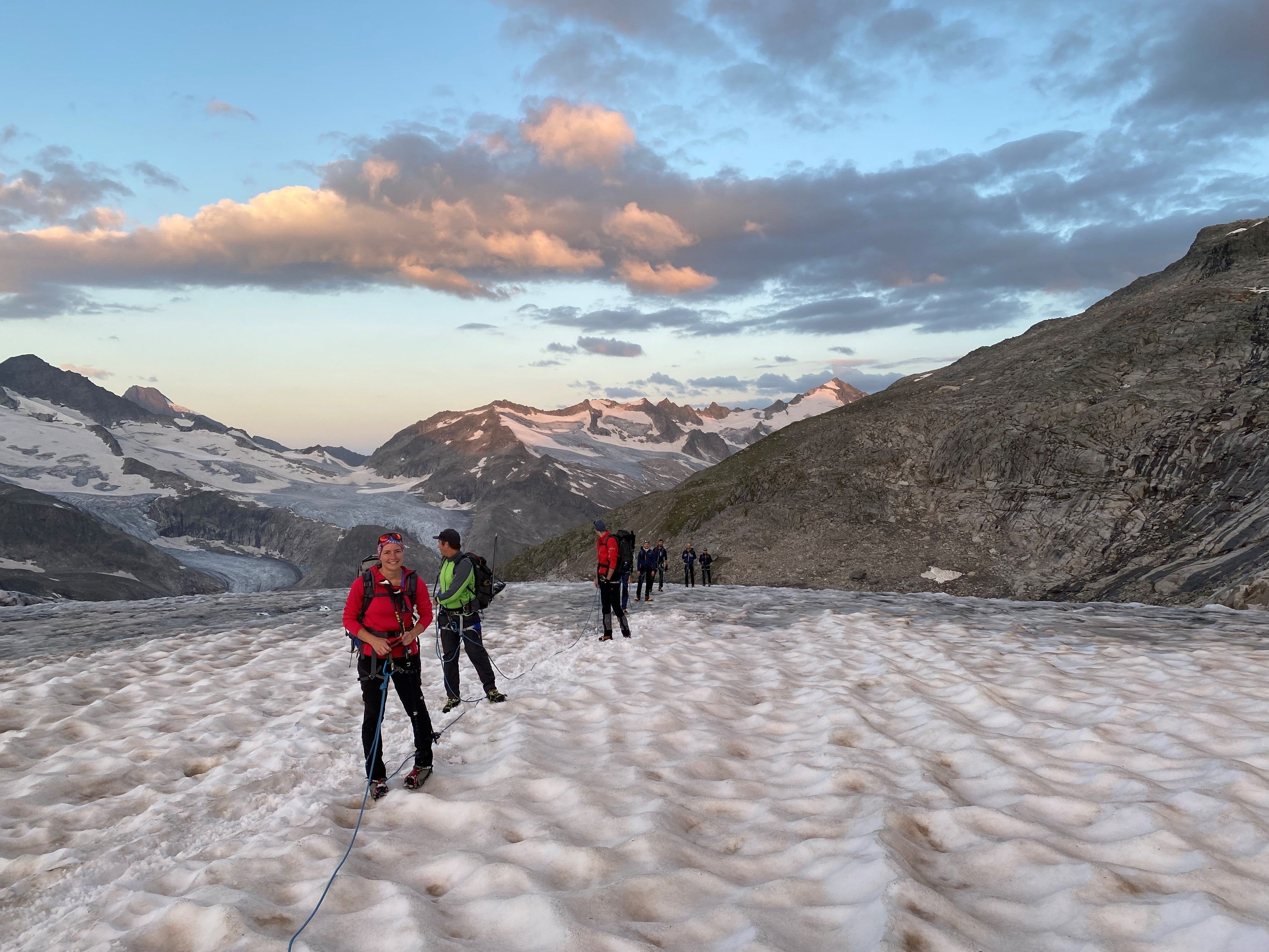 Hochtour auf den Großvenediger mit einer Gruppe auf dem Gletscher angeseilt