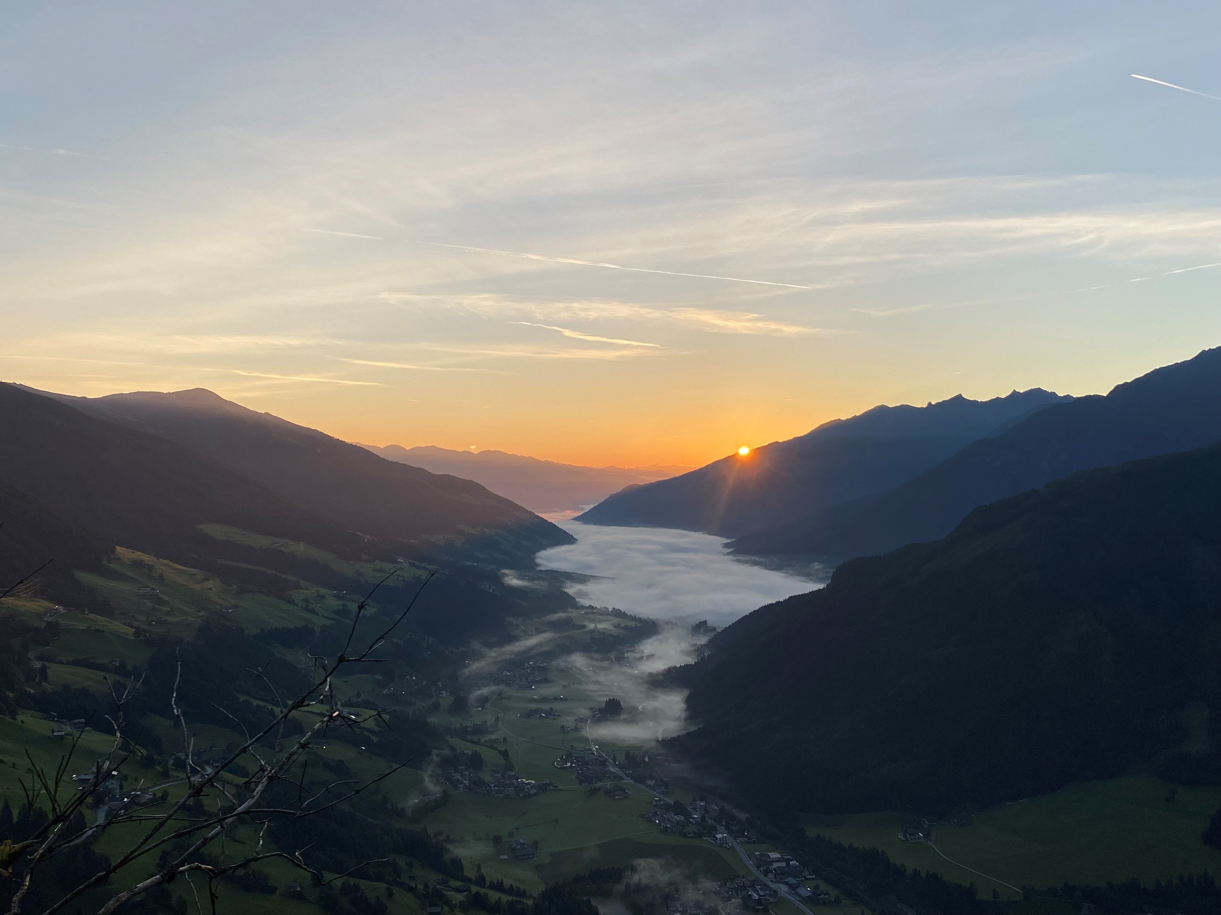 Sonnenaufgang auf der Nösslinger Wand mit Blick in den Pinzgau.
